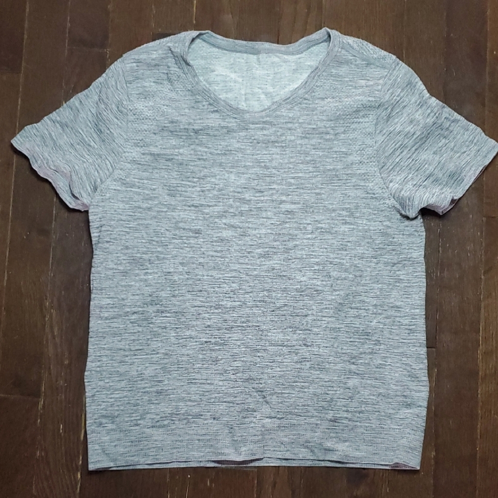Athleta Momentum Seamless  stretch and zero-slip hem Gray T-Shirt